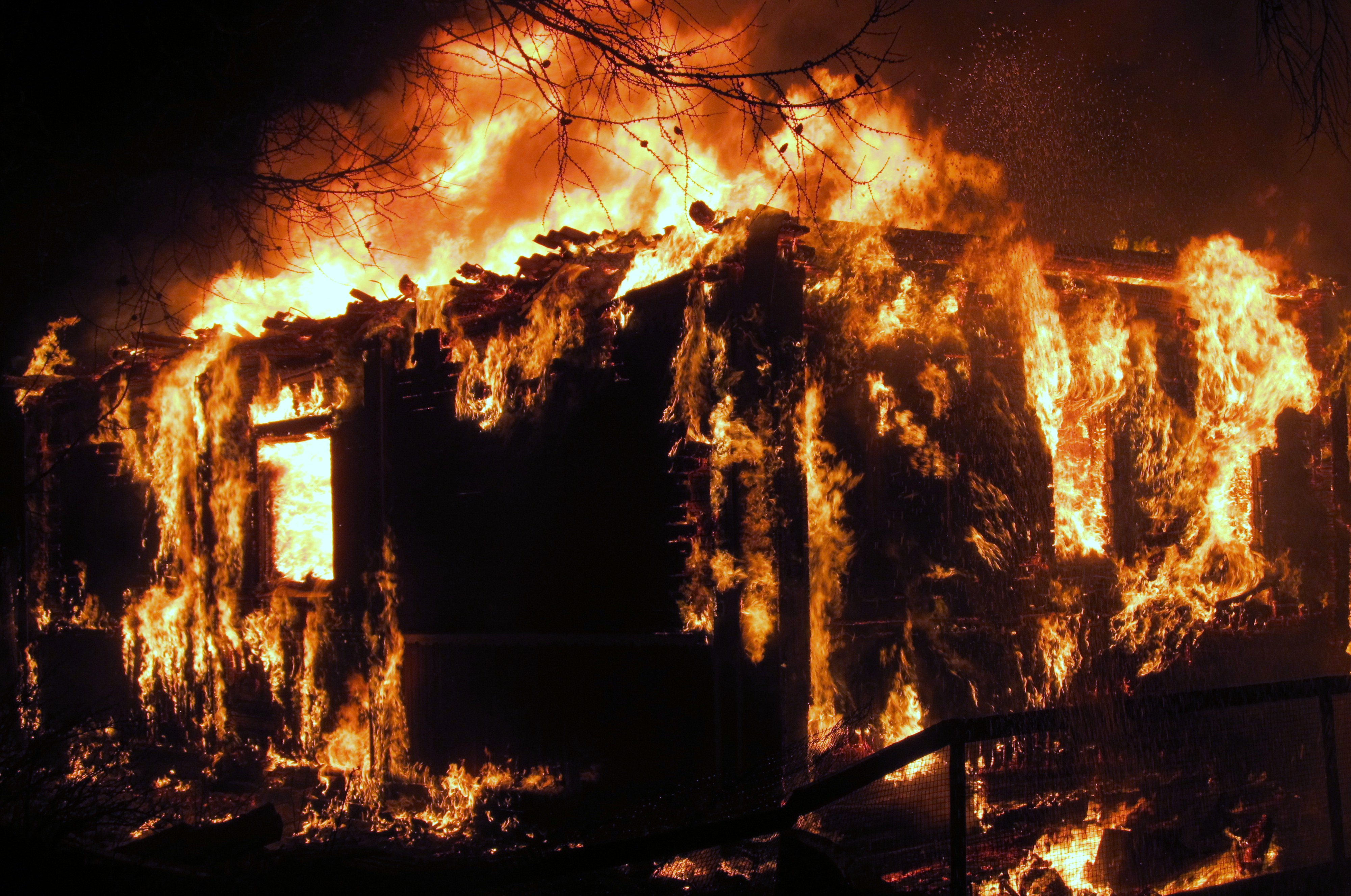 В Первоуральске 23 пожарных тушили пламя жилого дома