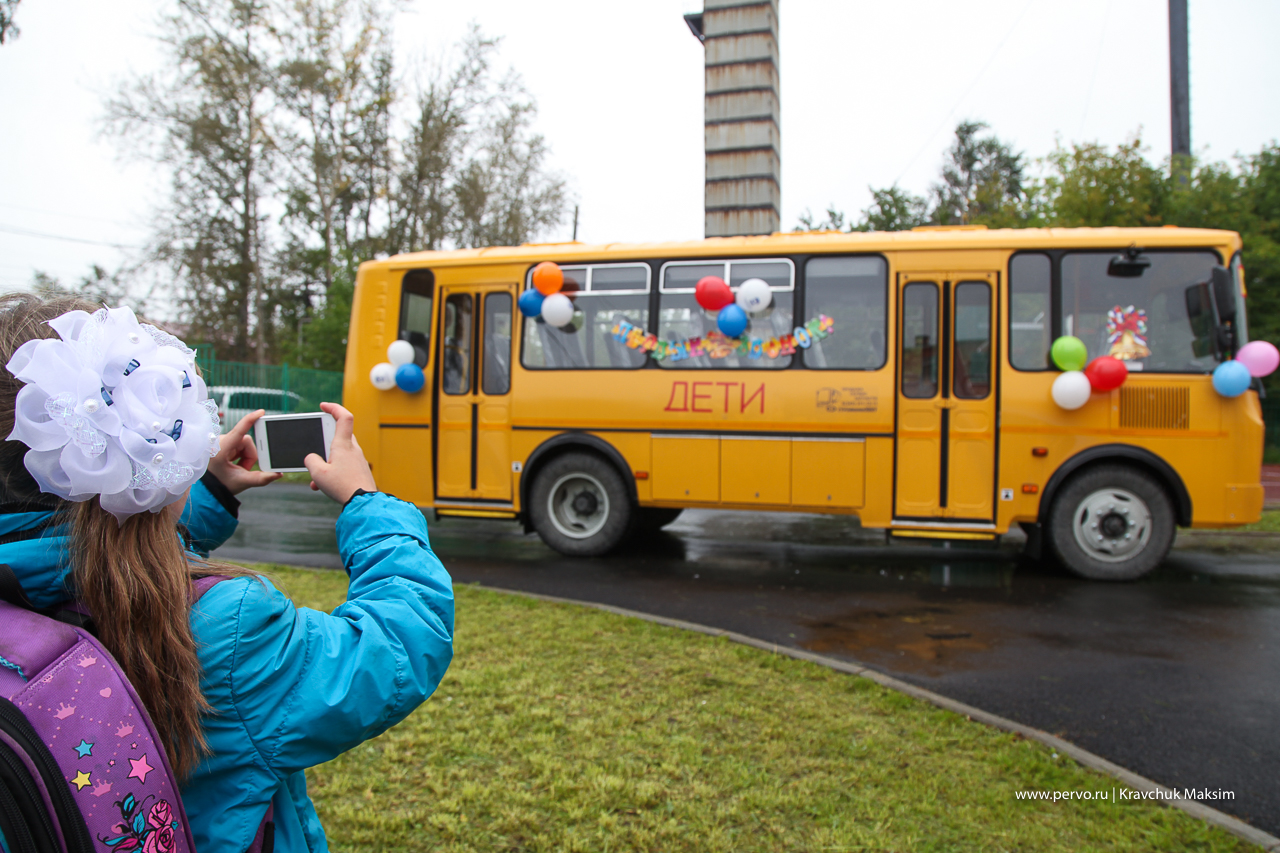 Евгений Куйвашев передал Первоуральску два новых школьных автобуса