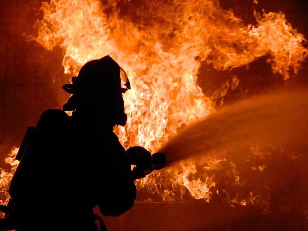 В Первоуральске локализовали очередной крупный пожар
