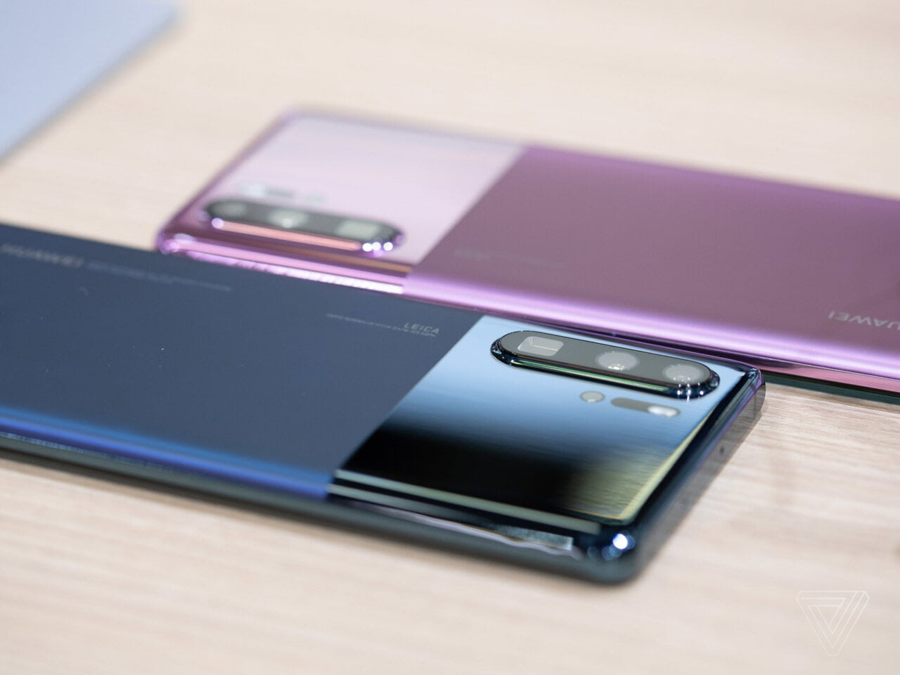 Huawei выпустил первые смартфоны без ОС Android