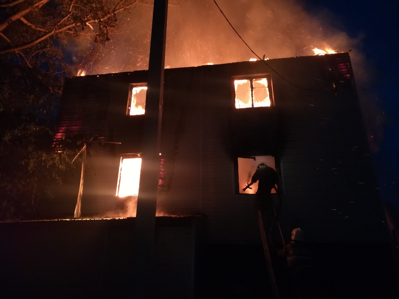 Под Первоуральском пожар уничтожил жилой дом