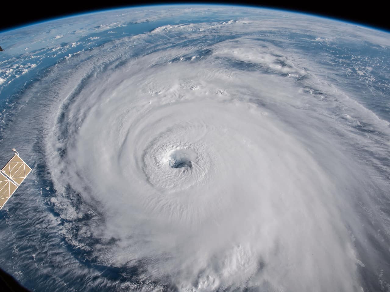 Ураган «Лоренцо» в Атлантике усилился до пятой максимальной категории
